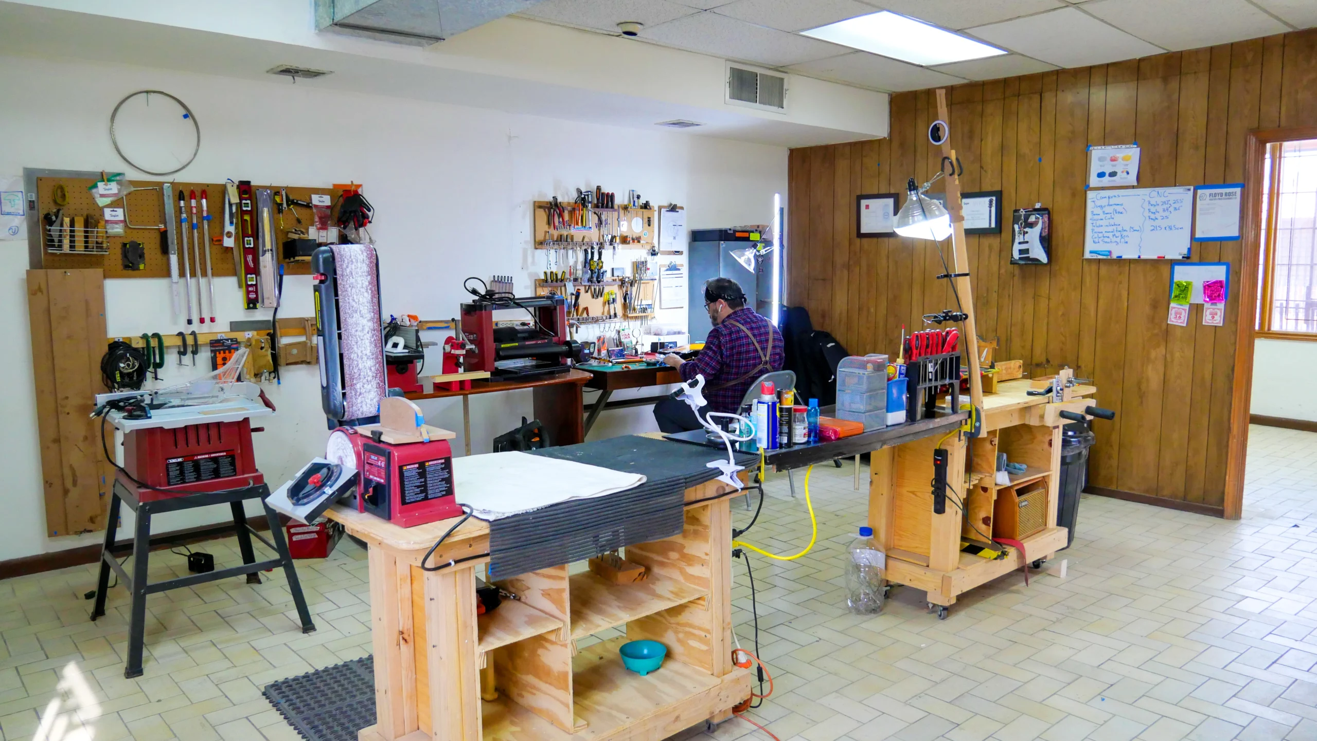 Servicio de ajuste y mantenimiento profesional para guitarras y bajos en Cd. Juárez